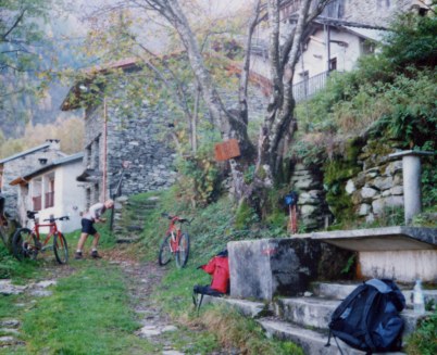 bikeuja1.jpg (48838 byte)