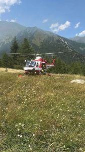 VALLE SOANA – Tre Canadair in azione anche oggi per spegnere definitivamente il vasto incendio boschivo tratto da Quotidiano Canavese