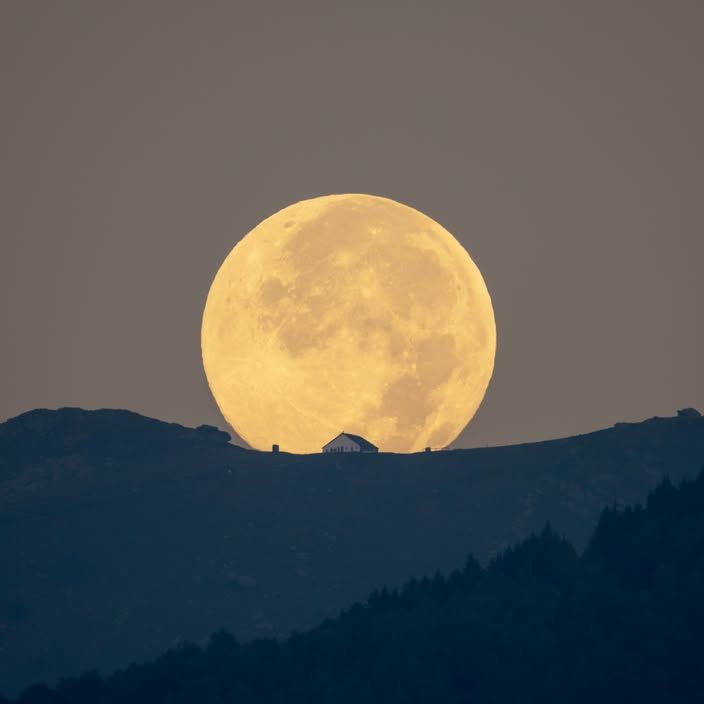 La luna piena del raccolto con immagine di Enzo Zucco