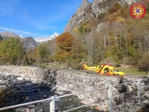 Auto nella scarpata a Ronco Canavese, guardaparco del Gran Paradiso elitrasportato al Cto tratto da Quotidiano Canavese